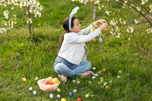 Paskalya tatil çimde oturma sevimli küçük kız