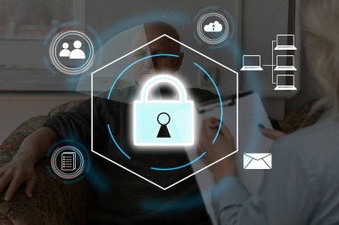 Sanal arayüz ekranında dijital asma kilit ikonu, siber güvenlik ağı ve veri koruma teknolojisi. Çevrimiçi internet, siber saldırı ve iş veri gizlilik kavramına erişim yetkisi verdi..