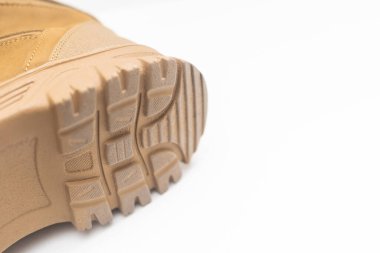 Gri arka planda haki rengi yüksek askeri botlar..