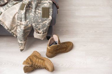 Askeri üniforması üzerinde ahşap arka plan ayarlamak, Görünümü Kapat.