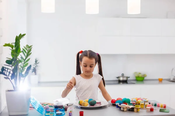 Bambina Pittura Uova Pasqua Cucina — Foto Stock