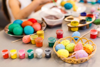 Yuvadaki Paskalya yumurtaları renkli ahşap arka planda