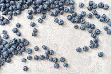 Gri arka planda taze yaban mersini. Yabanmersini arka planı. Sağlıklı meyve, organik gıda, antioksidan, vitamin, mavi gıda.