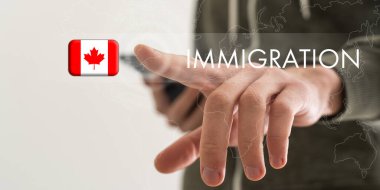 Kelime Göçmenlik ve dünya haritasına bakan adam koyu mavi arka planda, yakın plan