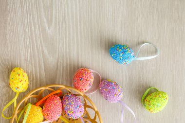 Yuvadaki Paskalya yumurtaları renkli ahşap arka planda