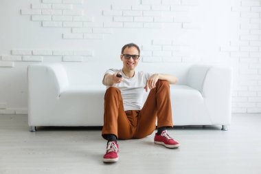 televizyon izlerken koltukta oturan olgun adam