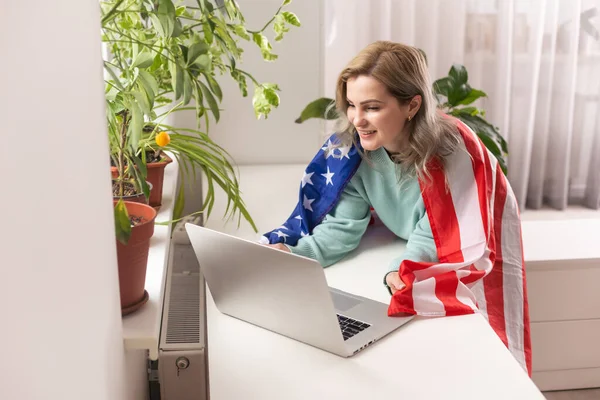 Foto Van Een Vrolijke Jongedame Met Usa Vlag Met Laptop — Stockfoto