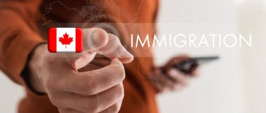 Kelime Göçmenlik ve dünya haritasına bakan adam koyu mavi arka planda, yakın plan