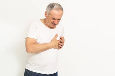 Yaşlı bir adamın kalp ağrısı vardır. Beyaz bir arkaplanda izole edilmiş