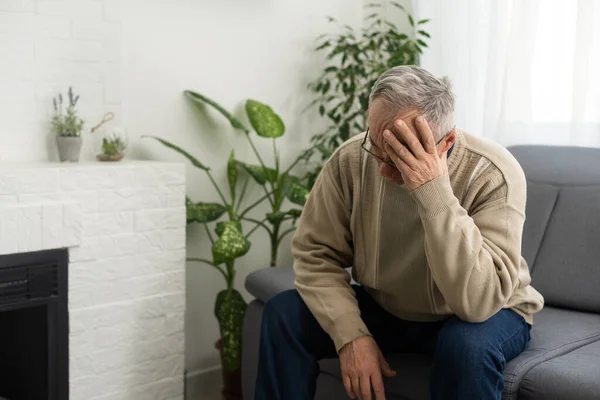 Uomo Anziano Che Mal Testa Toccare Testa Mentre Soffre Emicrania — Foto Stock