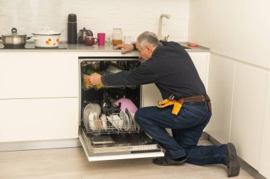 Bulaşık makinesi mutfak Araç Kutusu'nda bulunan inceleyerek tamirci.