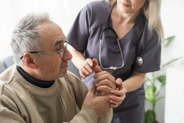 Портрет зрелой женщины-психиатра, берущей интервью у инвалида старшего возраста во время сеанса терапии, копировальное пространство
