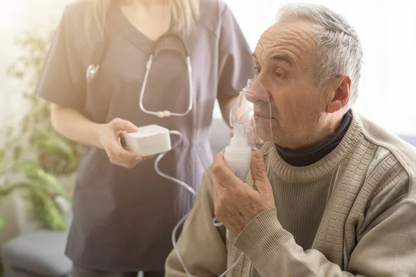 Anziani Anziani Cura Infermieristica Indossare Inalatore Ossigeno Dispositivo Aiutare Respiratorio — Foto Stock