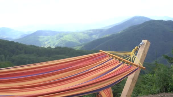 Hamaca Con Una Hermosa Vista Naturaleza Las Montañas Hamaca Colgante — Vídeos de Stock