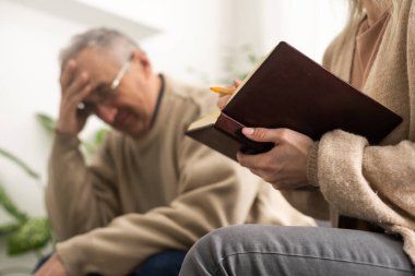 Genç psikiyatrist ve yaşlı hastasını görüntüsü.