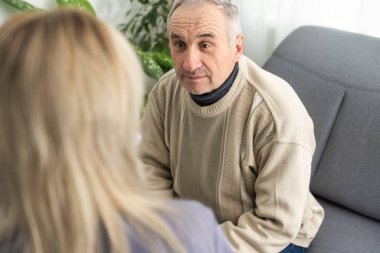 Komuta sizde yardımcı gülümseyen hemşire resmi.