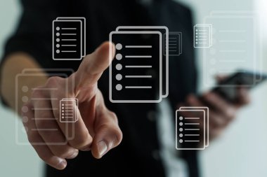 sanal bir arka plan üzerinde modern sosyal düğmelere basarak işadamı.