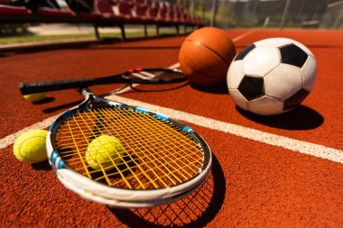 Spor oyunları ekipmanları - toplar, raketler - sahada