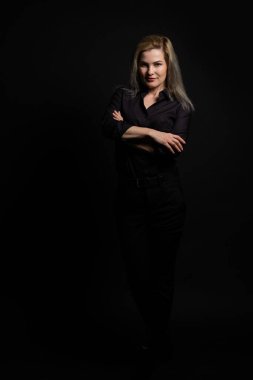 Güzellik kadını koyu arka plan üzerinde.