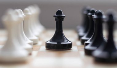 Fikirler, rekabet ve strateji için satranç tahtası oyunu, iş başarısı konsepti.