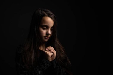 güzel küçük bir kız için dua - izole kapatmak.