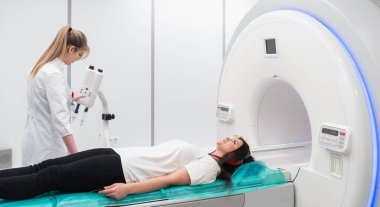 Kadın hasta MRI - manyetik rezonans görüntüleme hastanede. Tıbbi malzeme ve sağlık.