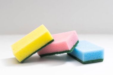 sünger beyaz arkaplanda izole edildi.