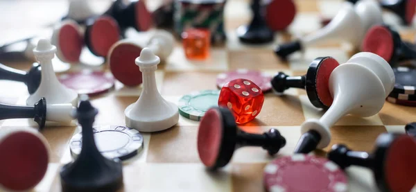 Damas Madeira Peças Xadrez Cartas Jogo Jogos Tabuleiro Uma Mesa — Fotografia de Stock