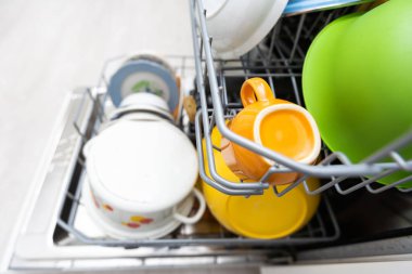 Bulaşık makinesiyle yıkanmış bulaşıklar, su kullanımı ve tasarrufu kolay, çevre dostu, mutfak bulaşık makinesi..