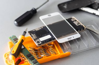 Cep telefonu tamir sürecini gösteren yakın plan fotoğraflar.