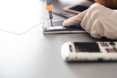 Cep telefonu tamir sürecini gösteren yakın plan fotoğraflar.