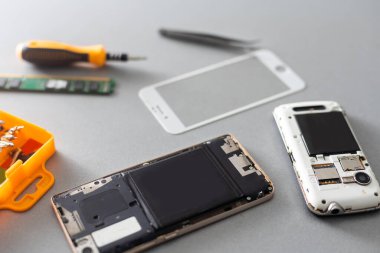 Teknisyen masada cep telefonu tamir, çekim.