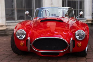 Kırmızı klasik arabanın farlarının yakın çekimi. Sergi.