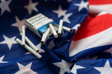 Amerikan bayrağı, doları ve sigarası.