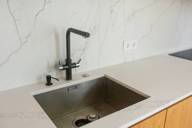 Modern mutfak lavabo ve musluk.