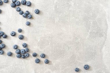 Gri arka planda taze yaban mersini. Yabanmersini arka planı. Sağlıklı meyve, organik gıda, antioksidan, vitamin, mavi gıda.