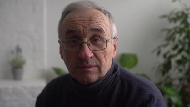 Ålderdom Problem Och Människor Koncept Närbild Ledande Mannen Glasögon Tänkande — Stockvideo