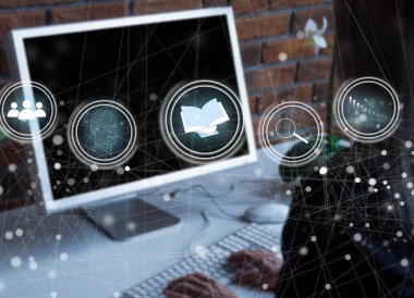 Çevrimiçi eğitim kavramı. Adam internette kişisel gelişim ve mesleki nitelikler için Online eğitim ve e-öğrenim webinar kullanıyor. Yeni beceriler geliştirmek için dijital kurslar