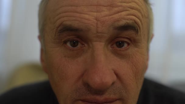 Alter Mann Gesicht Mit Falten Grauhaariger Rentner Alternde Haut Aus — Stockvideo