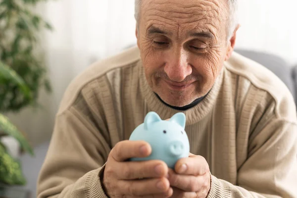 Senior Man Met Spaarvarken Planning Van Financiële Zekerheid Economie Besparingen — Stockfoto
