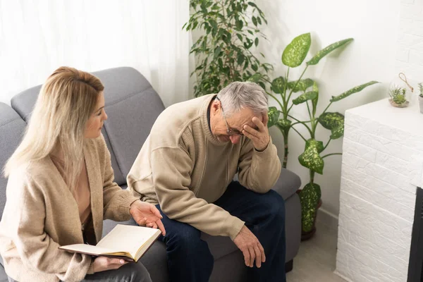 Mature Man Session Psychologist Doctor Listens Writes Help Depression Psychiatric — Stockfoto