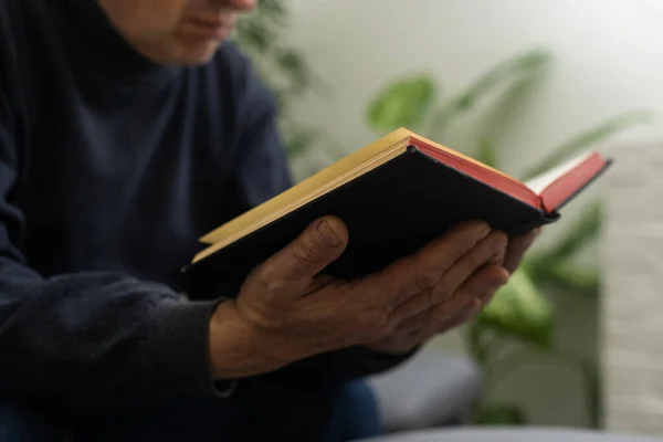 Senior Man Praying Holding Bible — Stockfoto