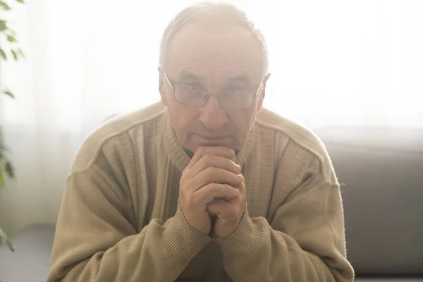 Preoccupato Religioso Uomo Anziano Pregando Dio Con Mani Alzate Toccanti — Foto Stock