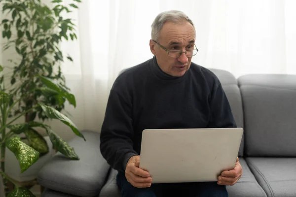 Uomo Anziano Con Occhiali Collegati Con Computer Portatile Casa — Foto Stock