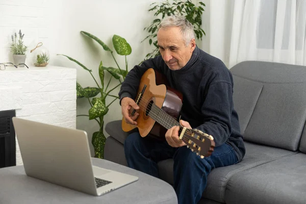 Kulaklıklı Online Gitar Dersi Alan Laptop Ekranına Bakan Son Sınıf — Stok fotoğraf