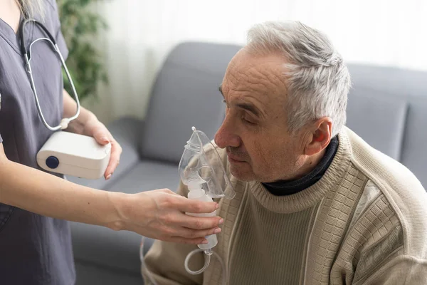 Sick Elderly Man Makes Inhalation — Foto Stock