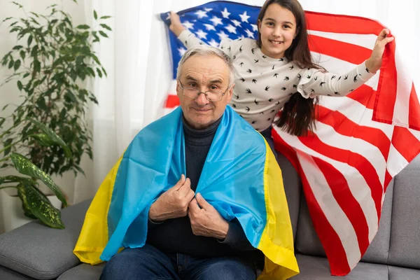 Nagyapa Unokája Zászlók Usa Ukrajna — Stock Fotó