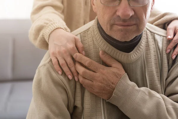 老人の手を休憩所に持っている看護師 — ストック写真