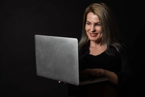 Woman Laptop Black Background — Fotografia de Stock
