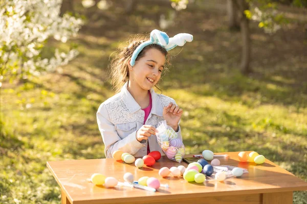 可愛いです10代の女の子はウサギの耳を着て庭にイースターエッグを保持 — ストック写真